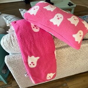Soft cozy pink ghost blanket and pillow set.
